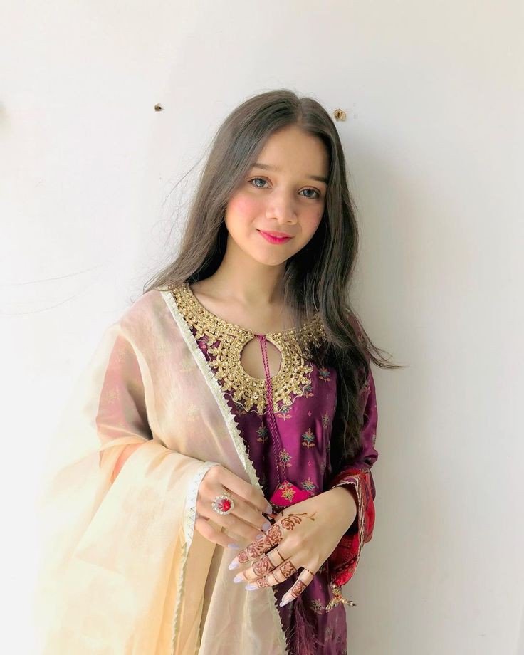 Cute-Girl-in-Dress-Pic Cute-Girl-in-Dress-Pic