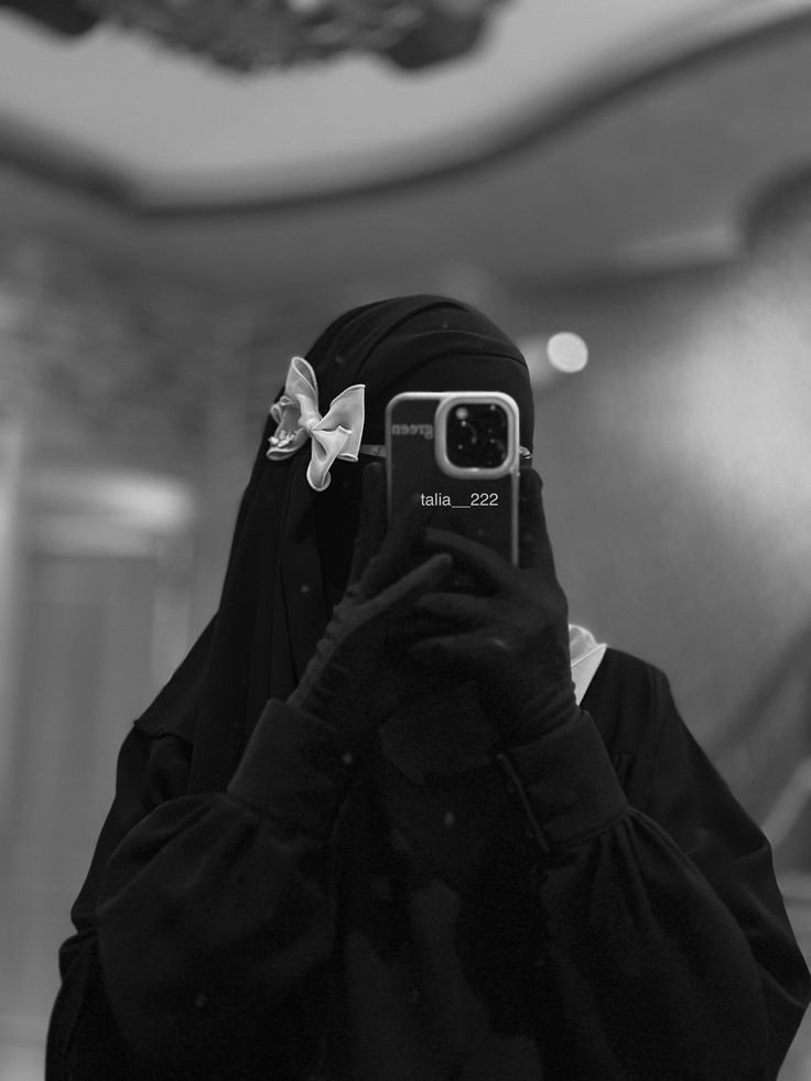 crying-hijab-girl-dp crying-hijab-girl-dp