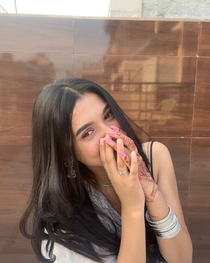 girl-photo-dp-instagram-hidden-face-black-and-white girl-photo-dp-instagram-hidden-face-black-and-white