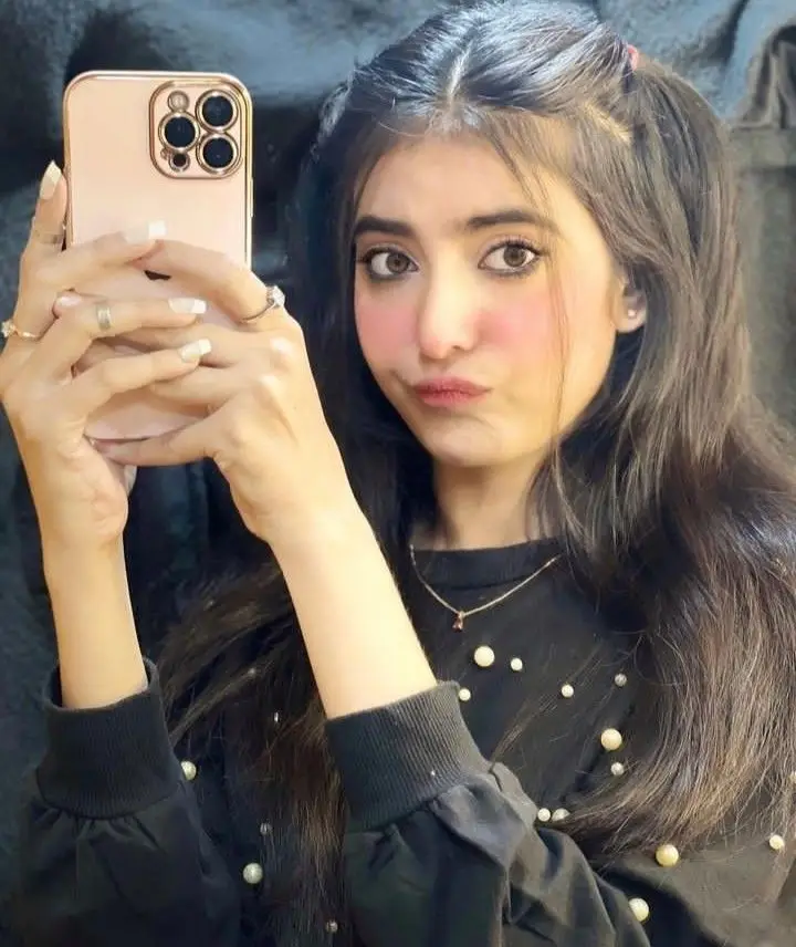 stylish-attitude-girl-dp-for-instagram-in-english stylish-attitude-girl-dp-for-instagram-in-english